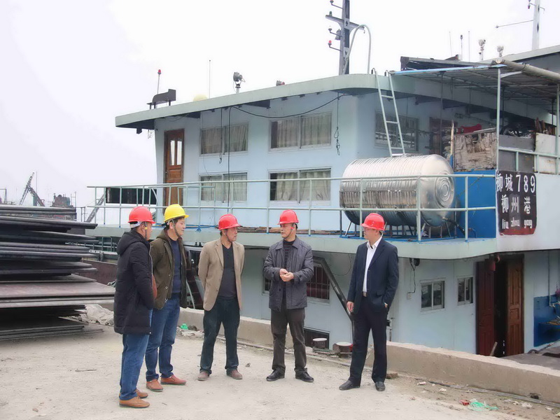 在码头跟企业法人强调安全生产的重要性，切实做好春运期间各项安全工作.JPG