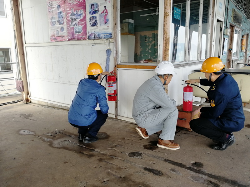 督查组在长洲船闸赤水报道站检查消防设施.jpg