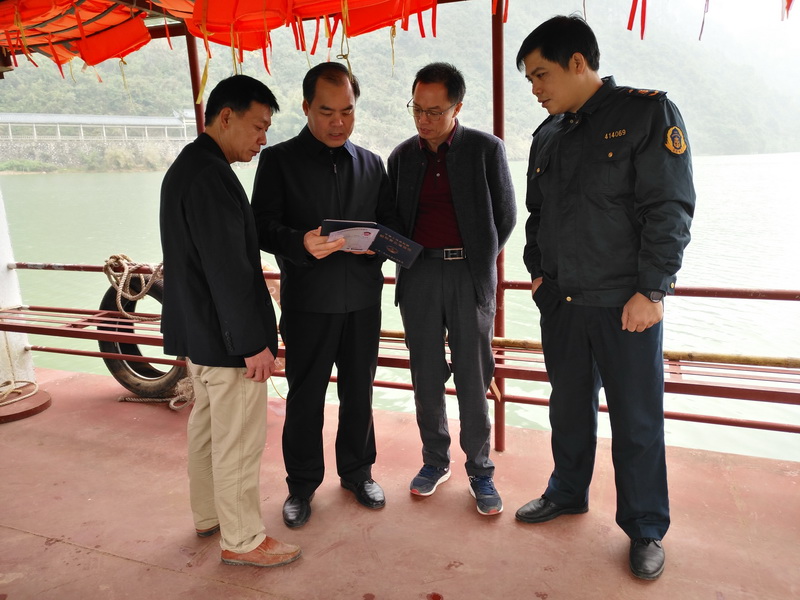 何月甫局长带队认真检查渡船证件，强调要时刻把人民群众生命安全放在第一位。1.jpg