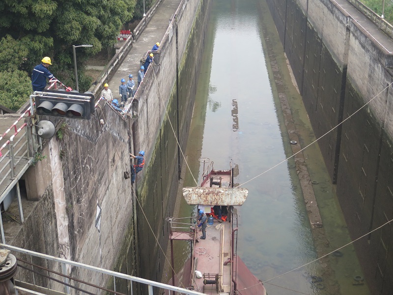 西津船闸正在安装检修浮动门.jpg