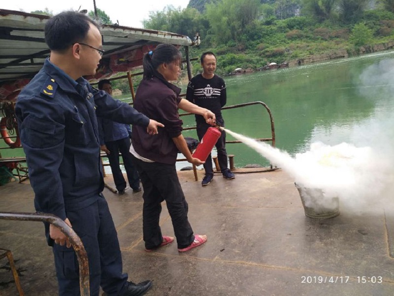 图为在新圩渡口忻城横015客渡船上进行失火应急自救演练，港航所所长蓝华在旁做指导，由渡船驾驶员实施灭火器灭火操作。.jpg