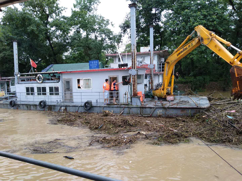 .疏浚处工作人员清除锚泊工作船附件积压的垃圾.png