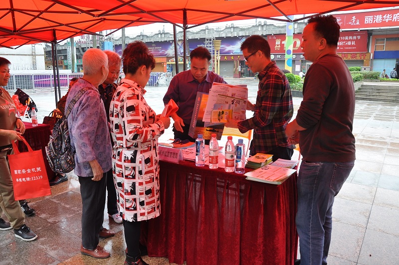 在宣传点接受现场咨询、派发宣传资料，向市民普及宣传防灾减灾安全知识.JPG