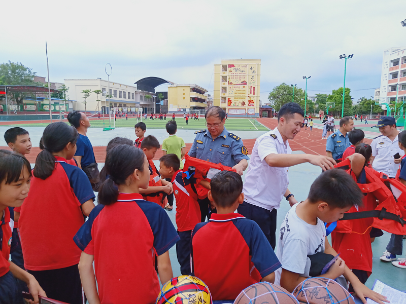 崇左市港航管理局、广西崇左海事处工作人员为学生讲解救生衣穿戴方法.png