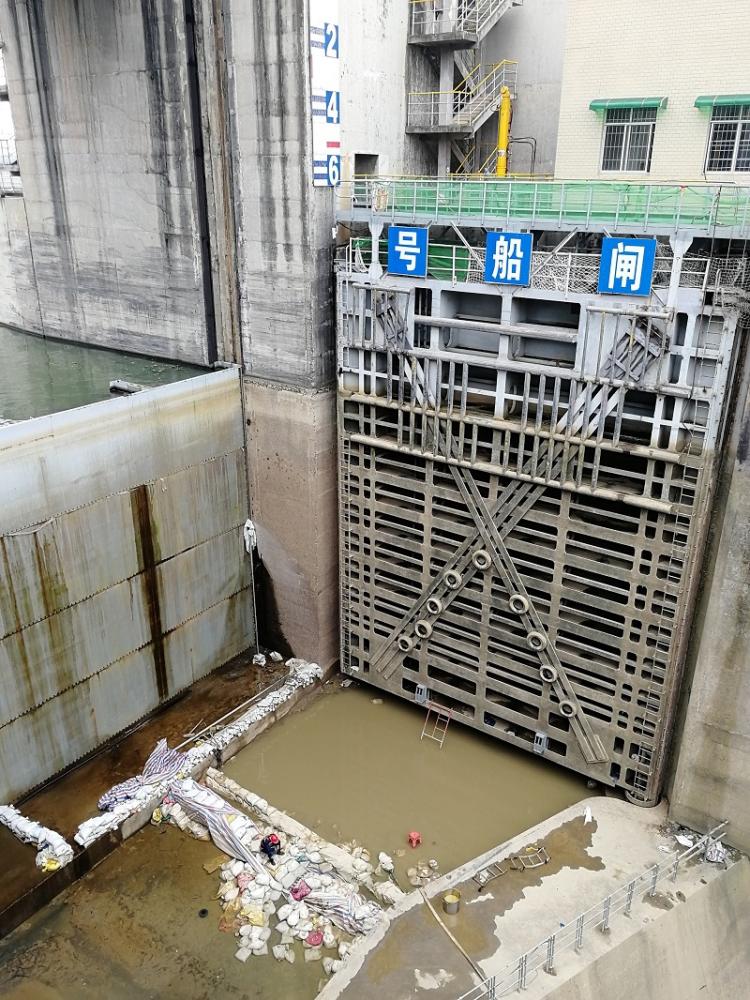梧州航道管理局领导到船闸现场了解维修工作开展情况.jpg