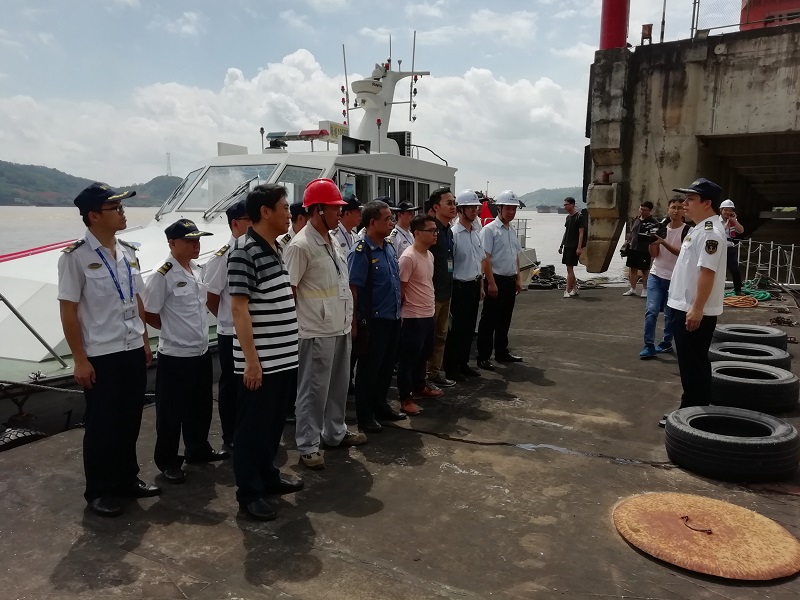 梧州航道管理局领导参加长洲水利枢纽水上综合应急演练.jpg