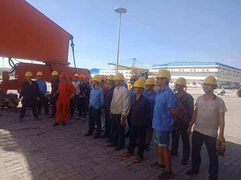 石步岭港区工人集合准备加固机械设备01.jpg 石步岭港区工人集合准备加固机械设备01.jpg