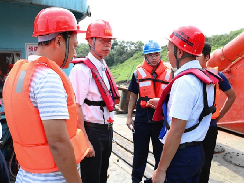 8月29日，贵港至梧州3000吨级航道工程建设指挥部（以下简称“指挥部”）指挥长刘临雄（左二）、工程处处长陈艺和项目总监等一行，到小壬滩航道整治工程现场进行检查。刘临雄（左二）听取施工情况.jpg