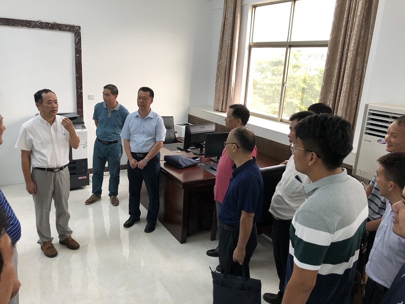 李副书记带队参观办公场所.JPG