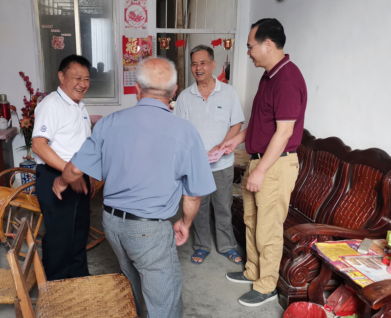 慰问组与退休老同志开怀畅谈.png