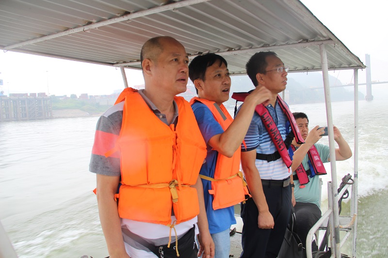 吴绪权副局长和珠江航务管理局工作人员在国庆期间巡航长洲坝下航道.JPG