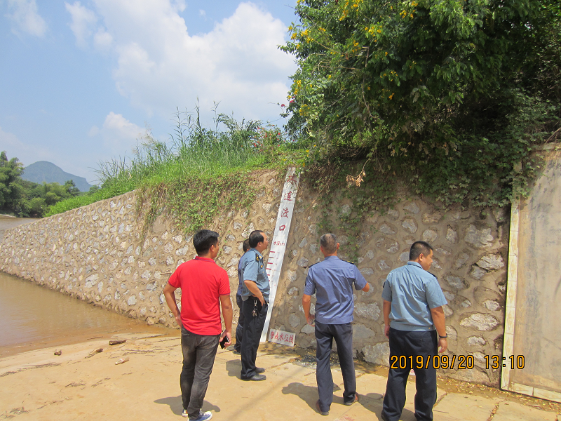 检查组在珠连查看汛期水位线情况.png