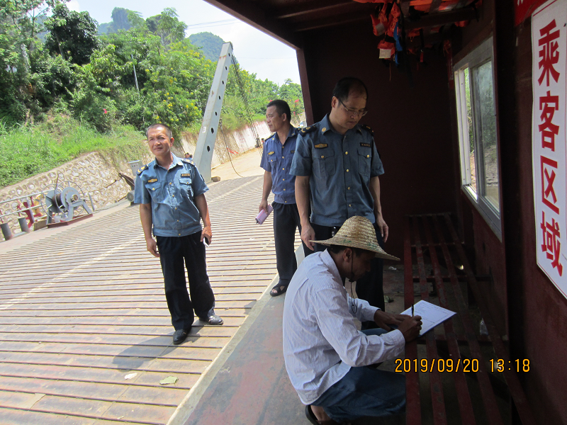 检查组在珠连渡口检查.png