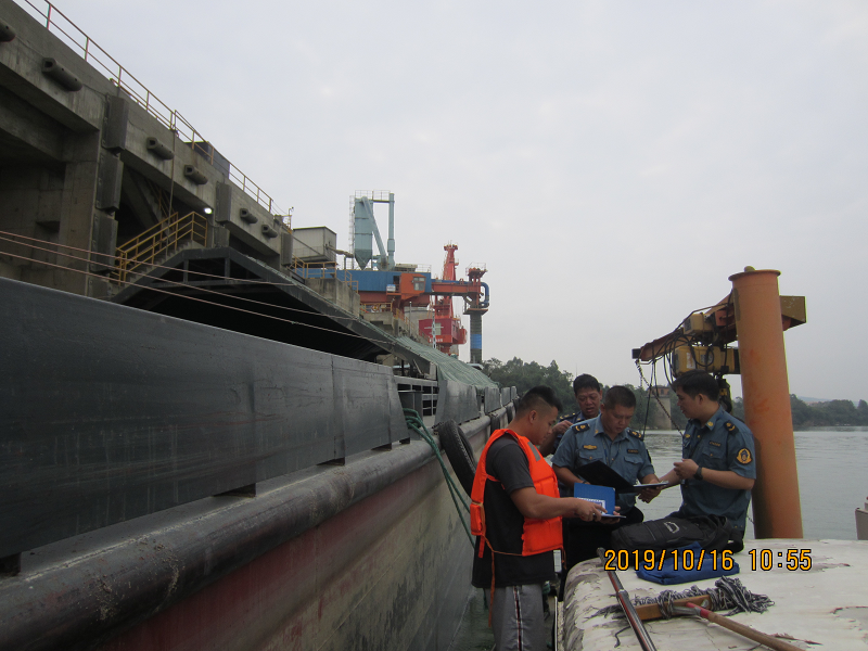 执法人员在检查船舶证件.png