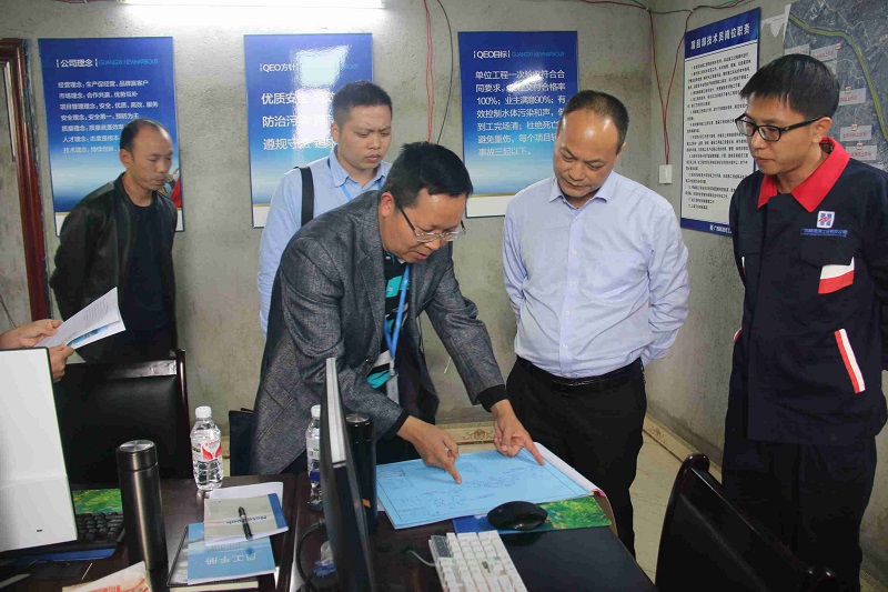 在项目部了解工程情况 (2).JPG