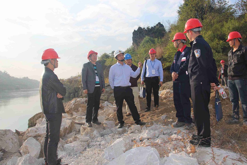 在龙珠石陆上炸石面实地调研，强调安全的重要性.JPG