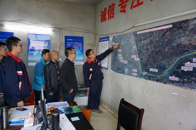 图二：在施工项目部了解工程进展情况.jpg
