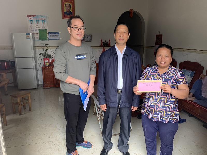 2、看望中心结对帮扶贫困户并送上慰问金1.jpg
