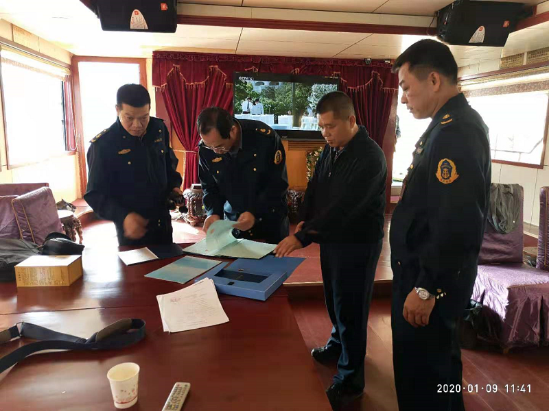 崇左市港航管理局检查组检查客运船舶安全台账.png