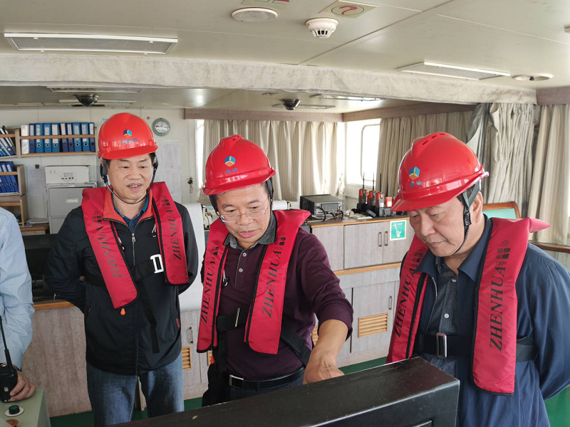 调研组在国轮“炜伦巨龙”船舶上调研引航工作.png