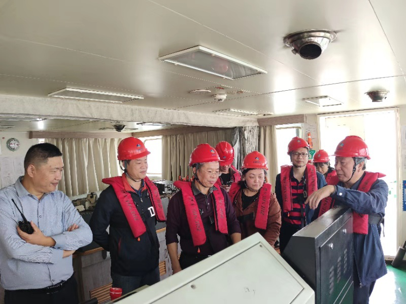调研组在国轮“炜伦巨龙”船舶上调研引航工作2.png