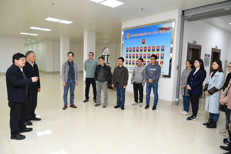徐文伟副市长（左1）慰问梧州船舶检验中心职工.JPG