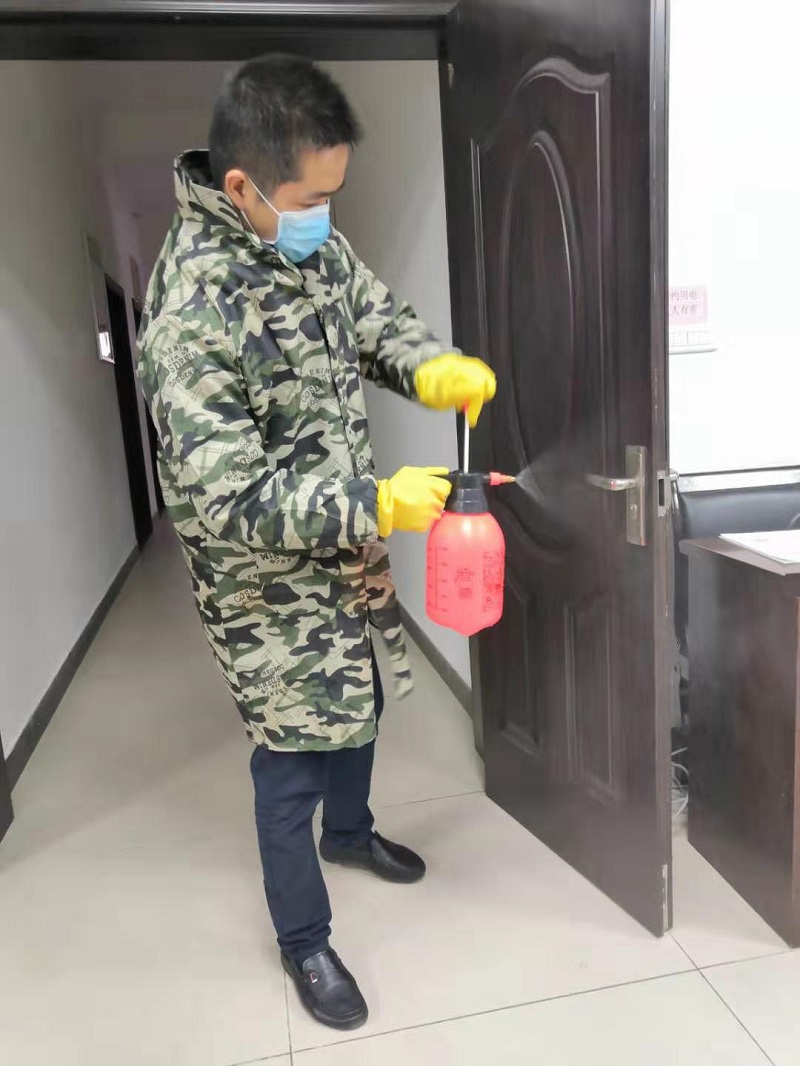 平乐分中心党员对办公场所进行消毒喷洒.jpg