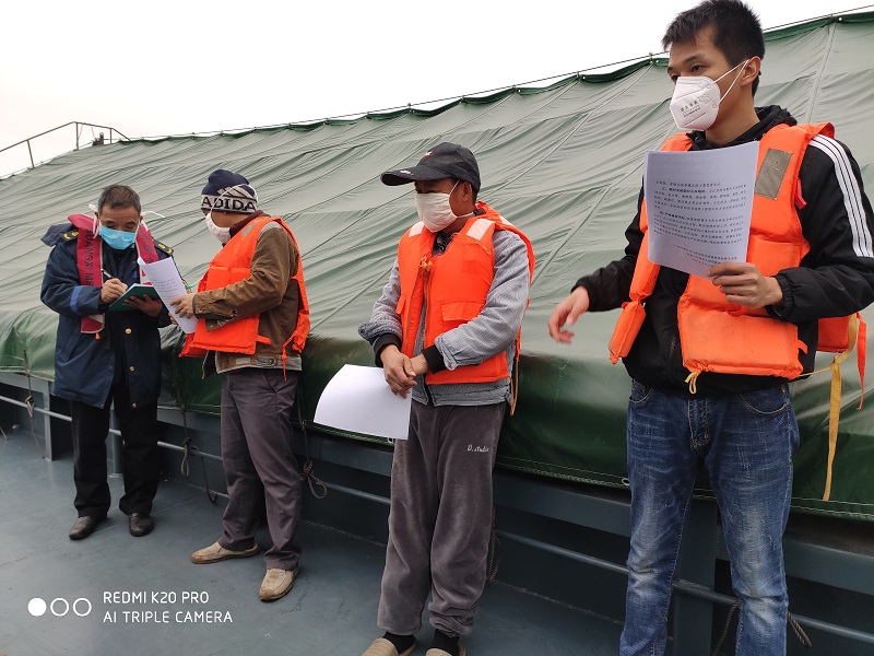 联合检查组正在对船民进行疫情宣传2.jpg