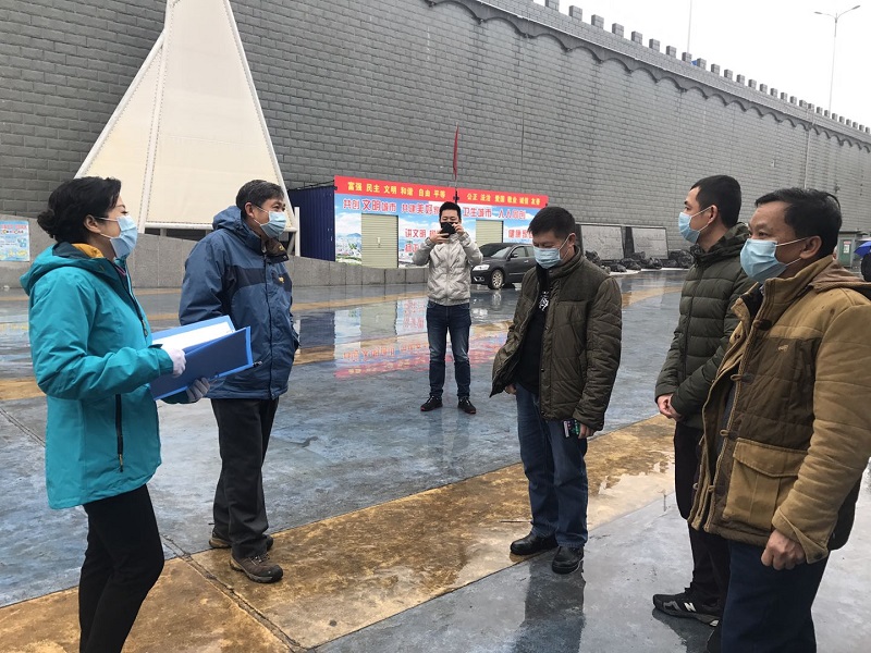 柳州市交通运输局副局长刘勇、市港航管理处副主任梁丽华在南车渡码头督查疫情防控工作.jpg