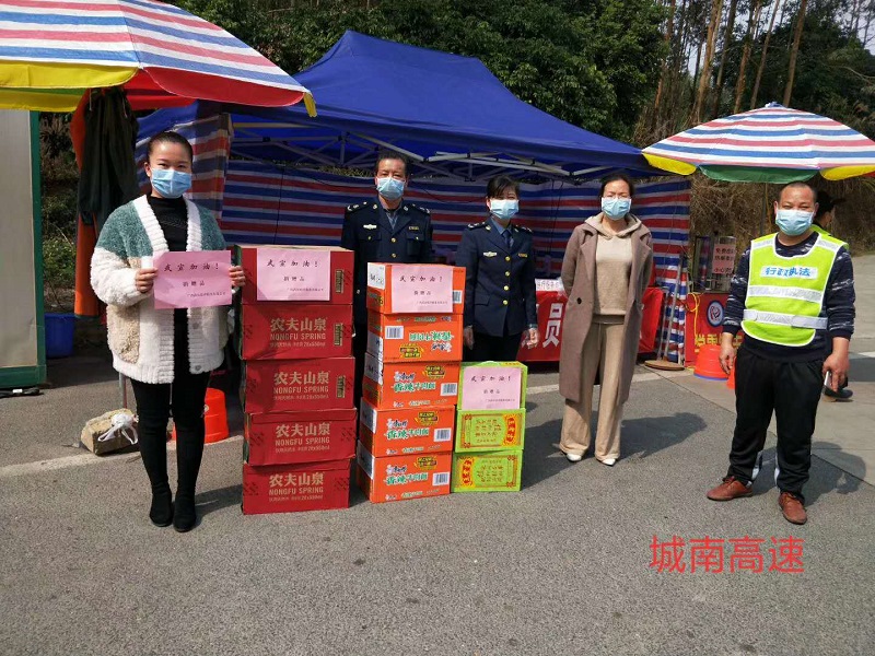 广西武宣联洋船务有限公司到各疫情防控卡点捐赠物资2.jpg