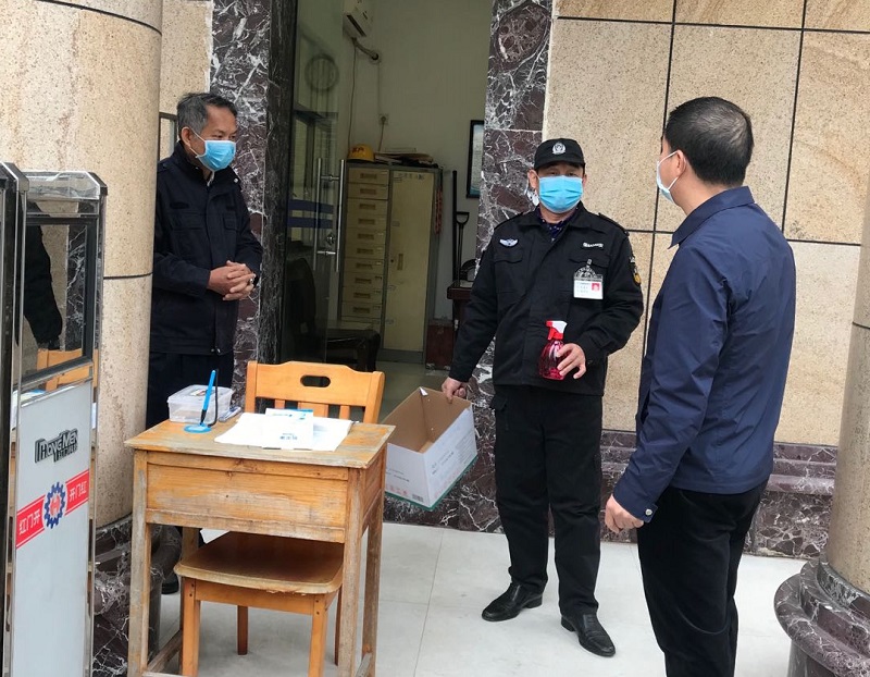 严翔主任（右一）在检查和布置防疫工作.jpg