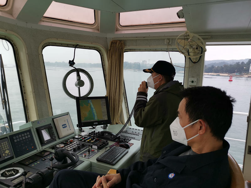 图为：高级引航员蒋旷生执行引航任务.png