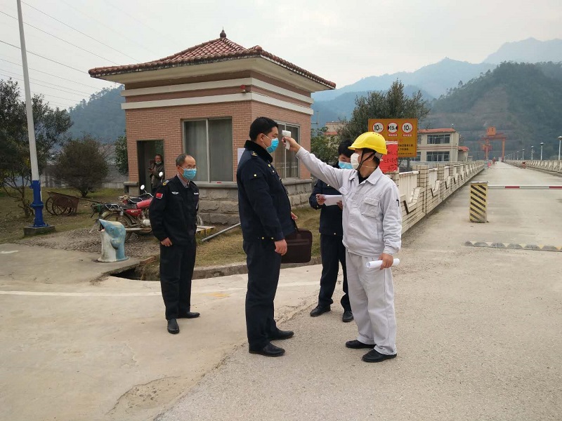 执法人员深入船闸运行现场前体温测试.jpg
