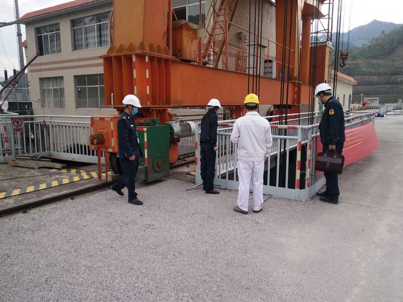 执法人员深入船闸维修现场.jpg