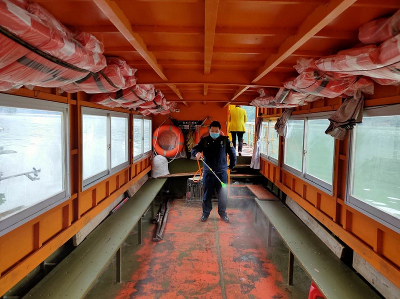 工作人员为渡船消毒通 (2).jpg