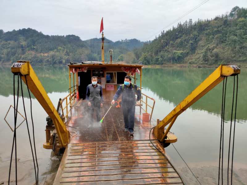工作人员为渡船消毒通.jpg