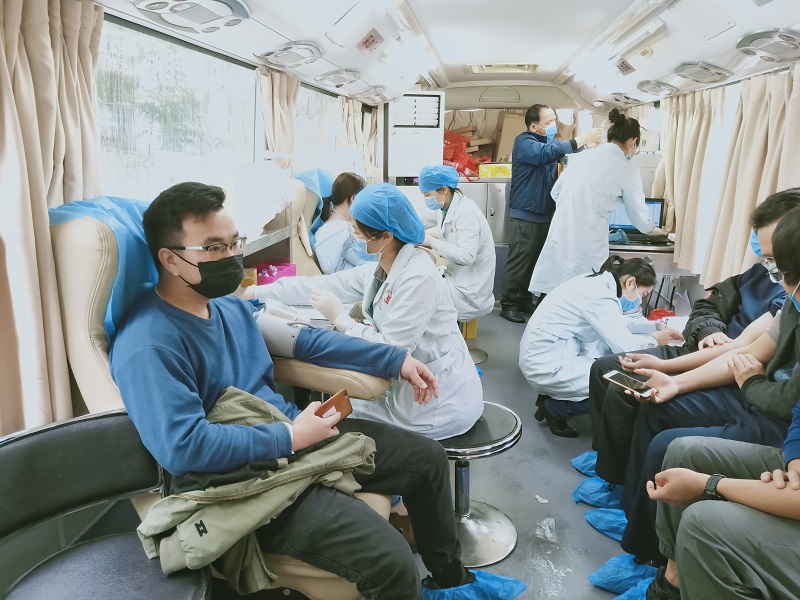 崇左市港航管理局职工积极参与献血活动.jpg