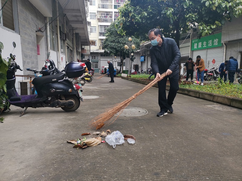 崇左市港航管理局局长何月甫带头参加学雷锋活动.jpg