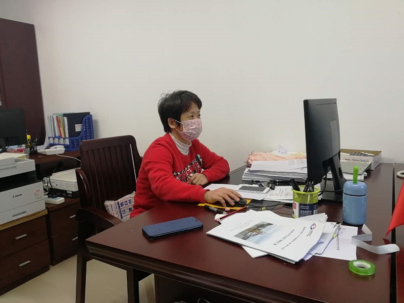 李卓妮同志在工程处办公室开展工作.jpg