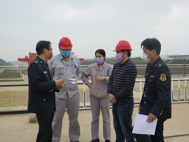 执法人员对邕宁船闸维修项目进行核查.jpg 执法人员对邕宁船闸维修项目进行核查.jpg