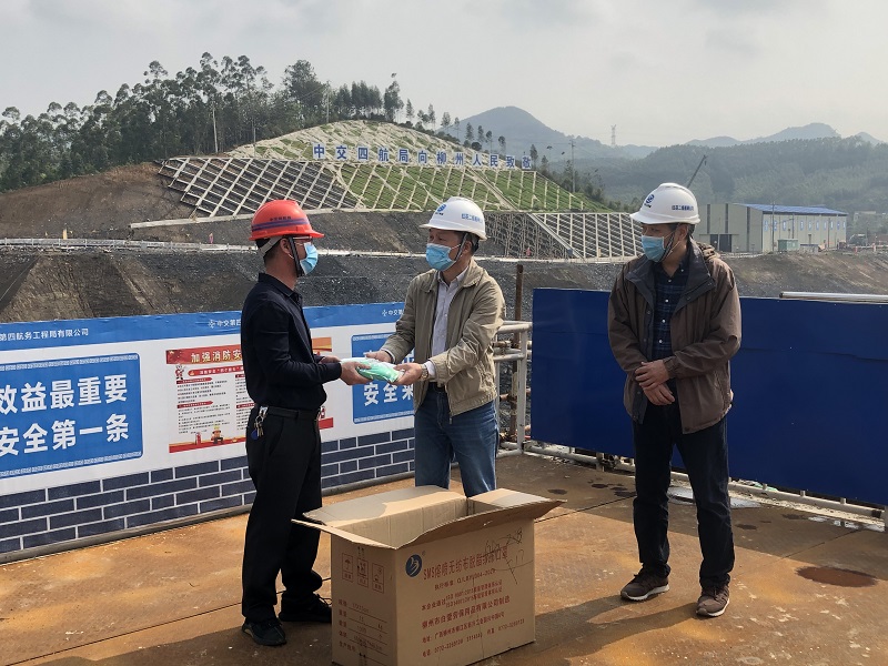 3月9日上午，市交通运输局局长韦宁带队赴红花二线船闸工程现场调研复工复产情况，看望并慰问一线工作人员，为企业送去防护口罩500个.jpg