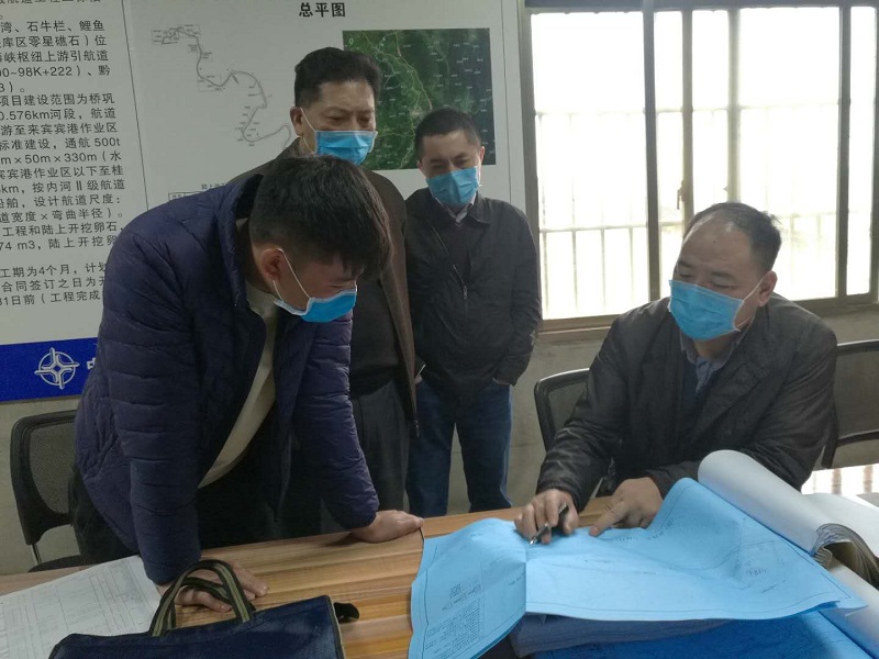 王永兴常务一行到二标段项目部查看滩点设计并了解施工情况.jpg 王永兴常务一行到二标段项目部查看滩点设计并了解施工情况.jpg