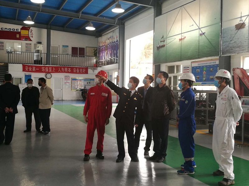 检查组在涠洲终端码头检查应急设施设备.jpg