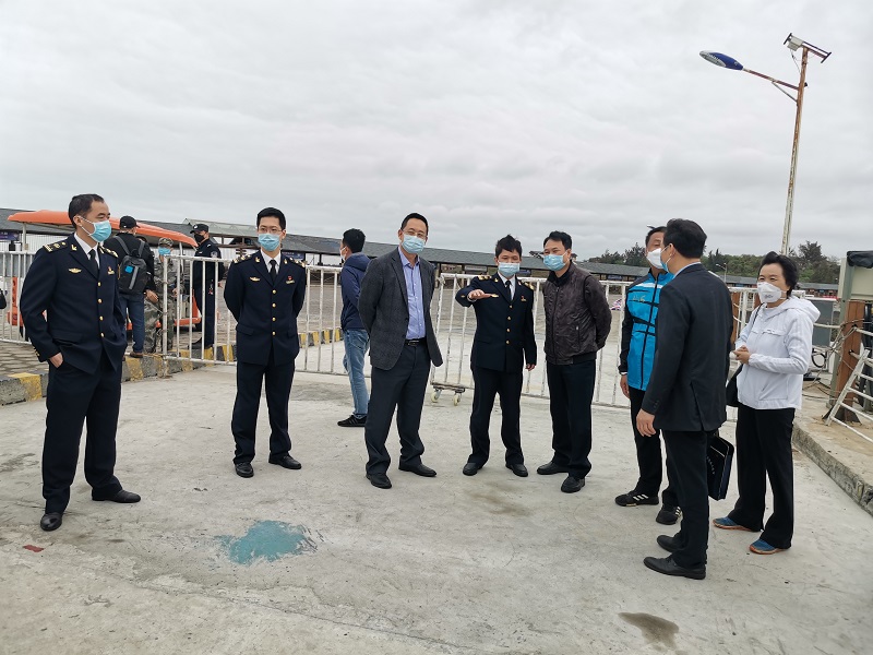 检查组在新奥航务码头检查.jpg