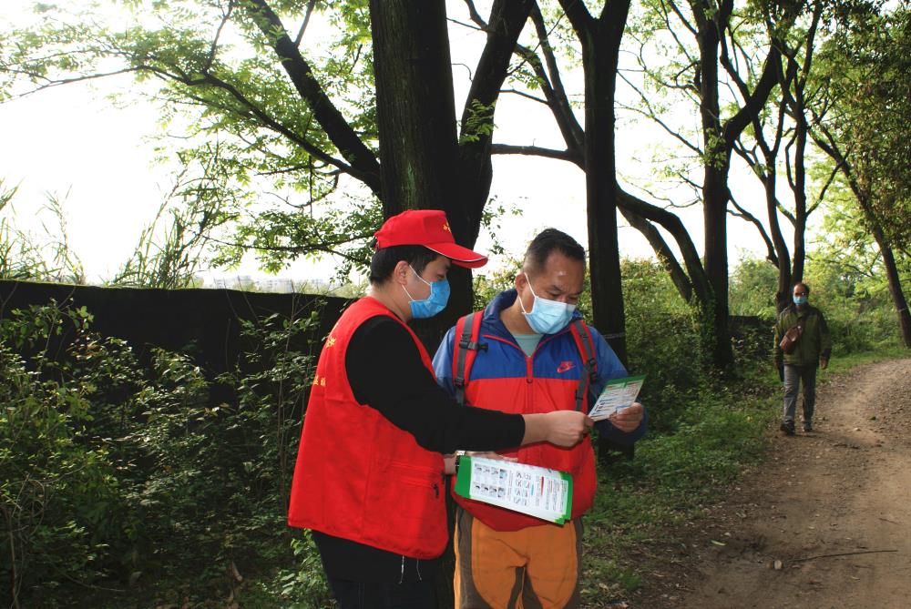 向行人游客宣传防疫知识1.jpg