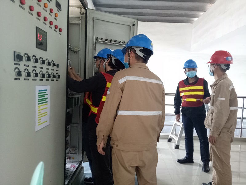 向现场负责人了解1#船闸技改开展情况.jpg 向现场负责人了解1#船闸技改开展情况.jpg