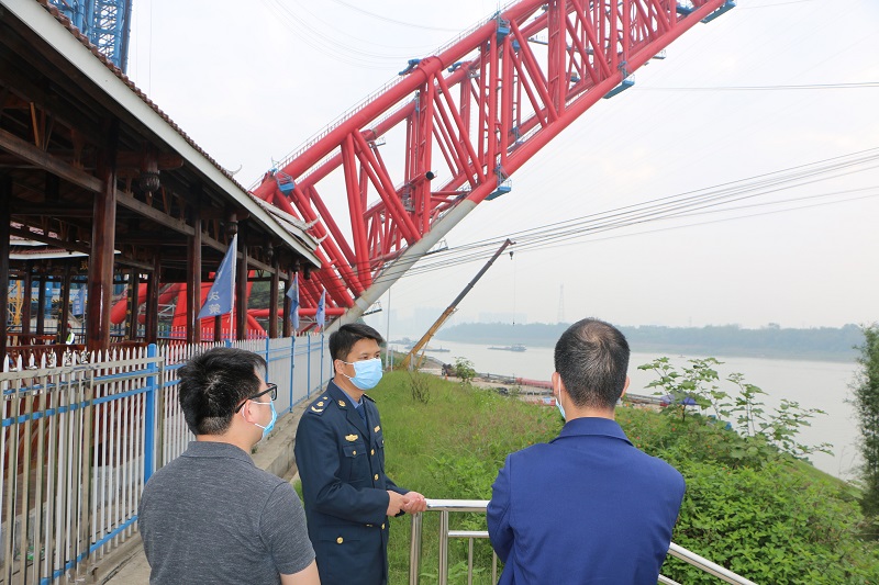 4月16日，执法人员开展平南三桥现场检查。.JPG