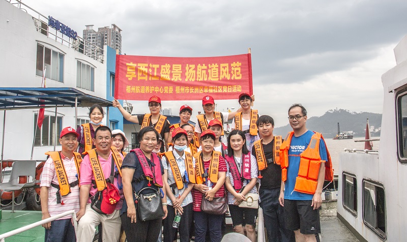 参加活动人员合照.jpg 参加活动人员合照.jpg