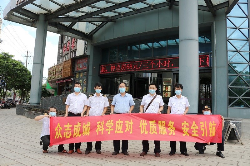 图为:李盛乐书记(中间)在定点酒店与抗疫突击队合影.jpg 图为:李盛乐书记(中间)在定点酒店与抗疫突击队合影.jpg