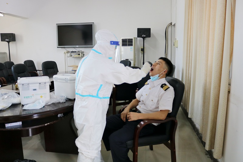 图为：医护人员对我站引航员进行检测取样.jpg